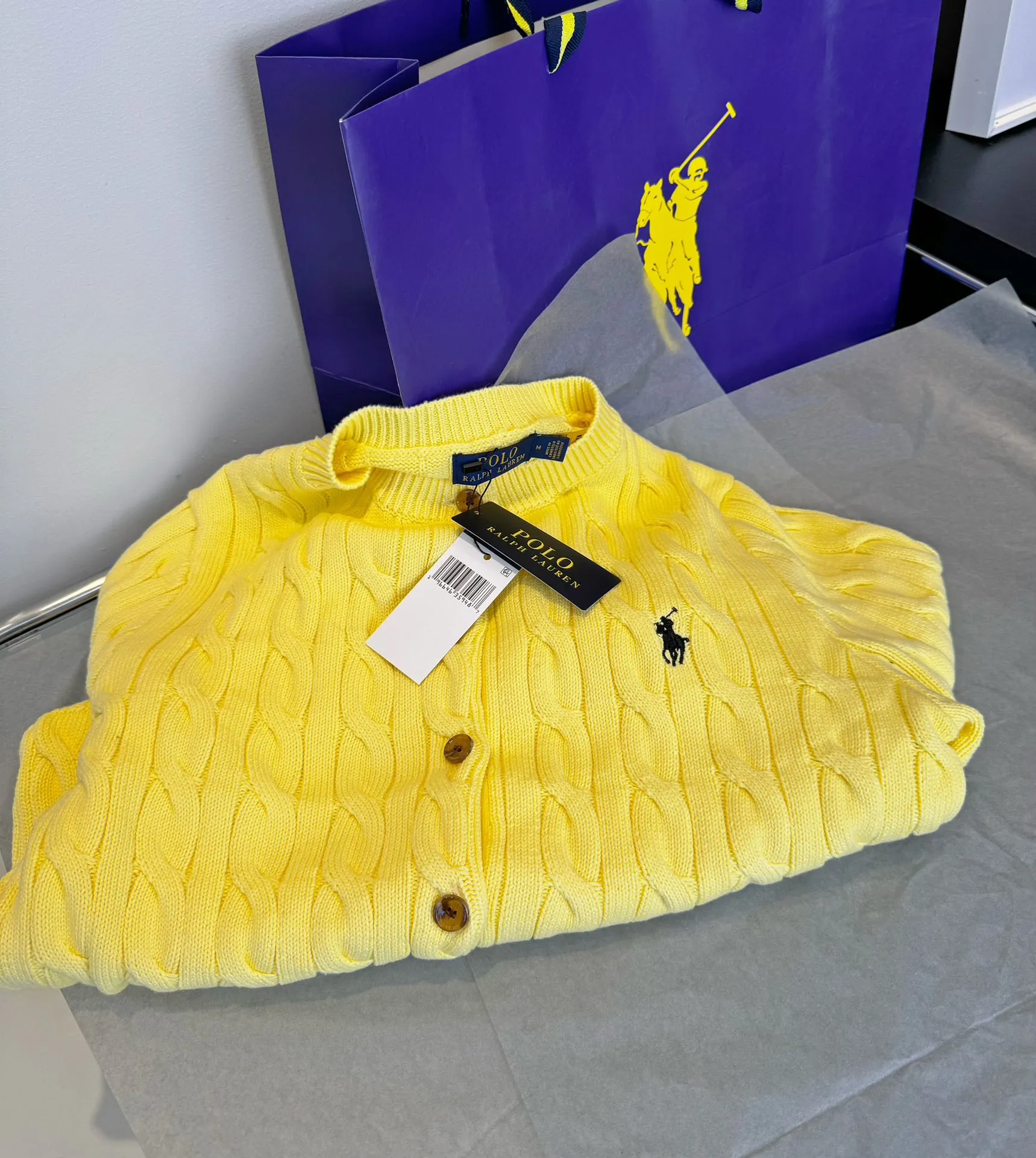 🅿️240 Style number: L05 (lemon yellow) Ralph Lauren RL classic war horse logo embroidery on the chest cable pattern twist button round neck long sleeves buttoned knitted sweater cardigan jacket Color: SIZE: XS S M L Size reference # Length Bust Shoulder width 64 52 45 I will always love sweet girls. The soft and glutinous🧶🫶 style is a very classic cable sweater. It has an American retro college style. It feels very comfortable. It is a must-have item for spring, autumn and winter wardrobes. It also looks good when layered as an inner layer in cold weather. High-density LOGO embroidery on the chest, and original customization of tag accessories. Made of pure cotton yarn 🧶 blended with wool, pure cotton is skin-friendly and comfortable, small label war horse embroidered twist turtleneck sweater 🐎 high quality. Follow the blogger to learn how to wear it! Let’s get a Ralph Lauren cable sweater. It’s a super hard-to-find series after it became popular. It’s hard to find one on the official website. It’s simple and practical to wear, with a lazy and loose feel. The thickened fabric has a more texture, soft and delicate feel, and a loose fit. Whether worn alone or layered, you can wear different styles of fashion with just one piece. ⚠️Contains wool products🦙 Pay attention to the washing method to avoid shrinkage